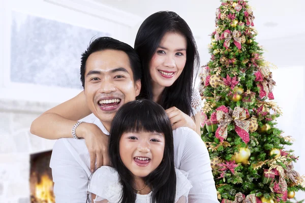 Vrolijke familie en kerstboom — Stockfoto
