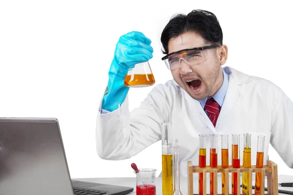 Verrückter Chemiker hält chemische Flüssigkeit in Händen — Stockfoto