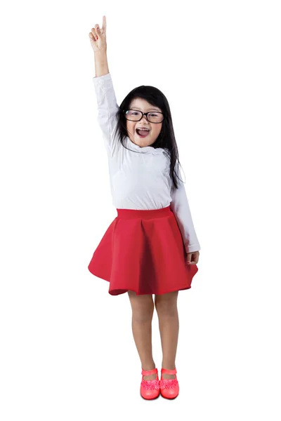 Cute dziewczyna podnosi rękę w klasie — Zdjęcie stockowe