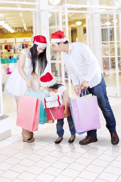 Familie schaut sich Einkaufstüten in Einkaufszentrum an — Stockfoto