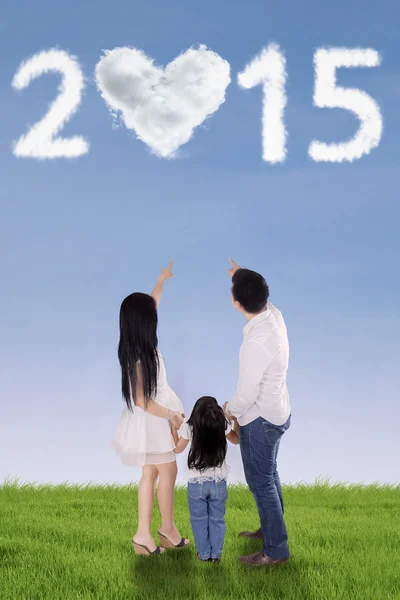 Famiglia su prato sotto il numero 2015 — Foto Stock