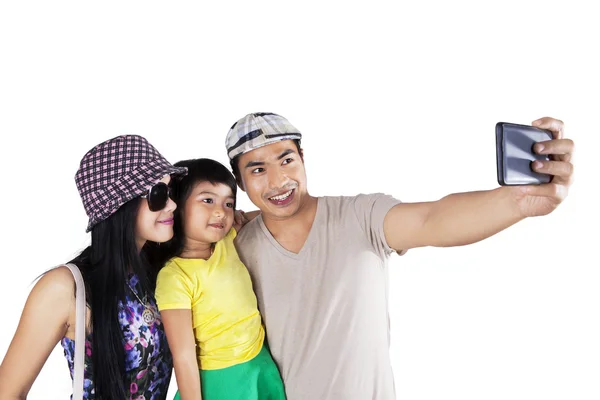 Family posing to take picture — Stock Photo, Image