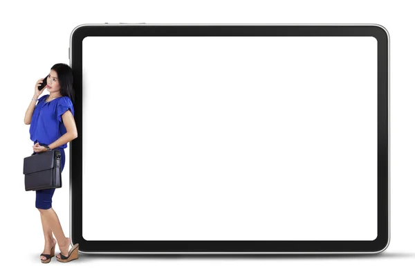 Female entrepreneur and whiteboard — Stock Photo, Image