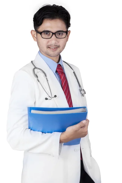 Médico geral segurando uma pasta — Fotografia de Stock