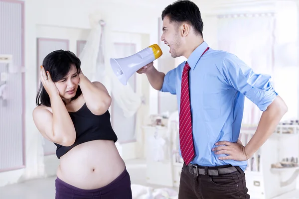 Grumpy pessoa gritando para sua esposa — Fotografia de Stock