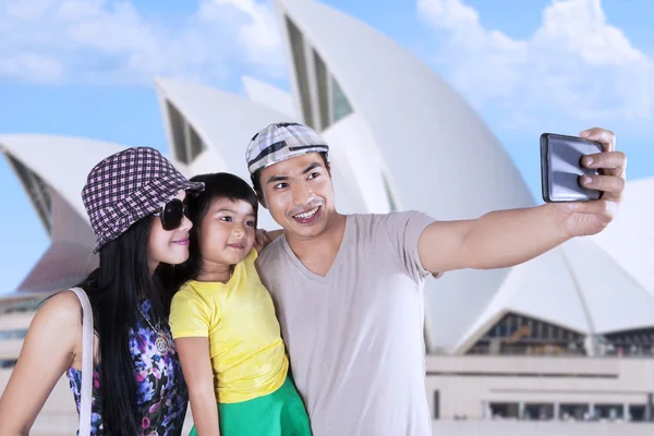 Família feliz tirando foto em Sydney — Fotografia de Stock