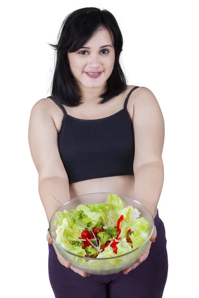 Mãe grávida feliz com salada — Fotografia de Stock