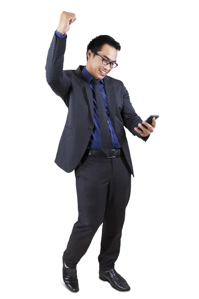 Радісний бізнесмен тримає смартфон — стокове фото