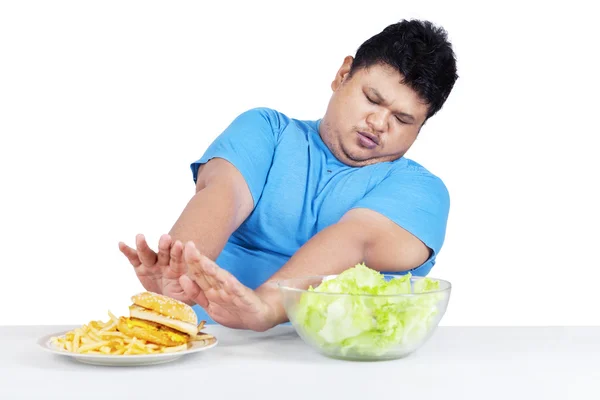 Hombre evitar la comida chatarra — Foto de Stock