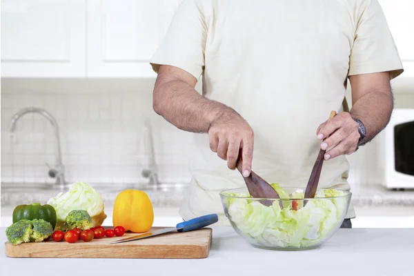 Mężczyzna mieszania sałatki na misce — Zdjęcie stockowe