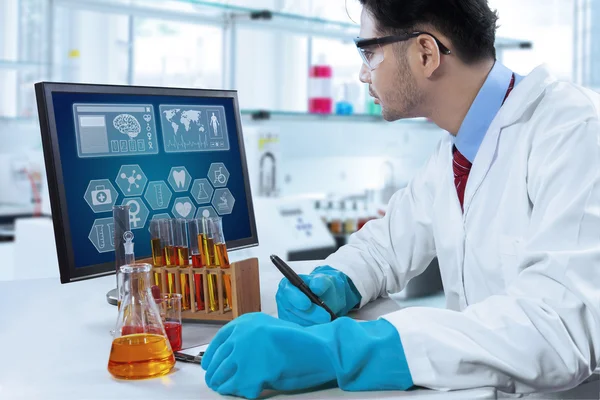 Scientist writes experiment notes — Stock Photo, Image