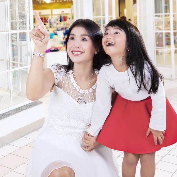 Mädchen im Einkaufszentrum überrascht — Stockfoto