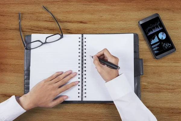 Empresario manos escribir informe de negocios — Foto de Stock