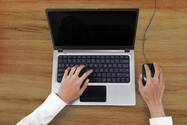 Les mains d'homme d'affaires travaillant avec un ordinateur portable — Photo