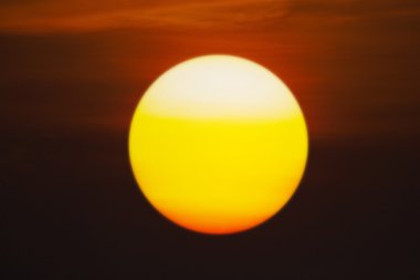 Alacakaranlıkta dramatik günbatımı