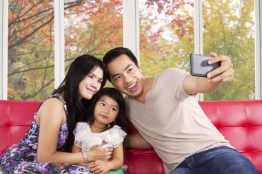 Evde kendi kendine portre alarak aile