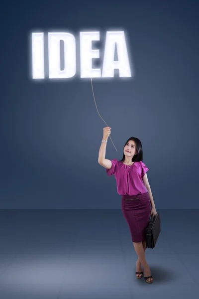 Imprenditrice tirando un testo di idea — Foto Stock