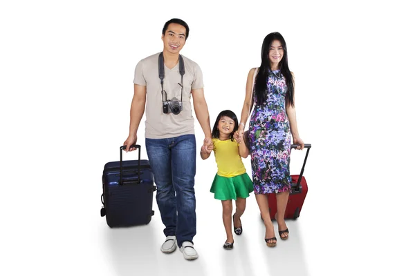 Famiglia allegra che va in vacanza — Foto Stock