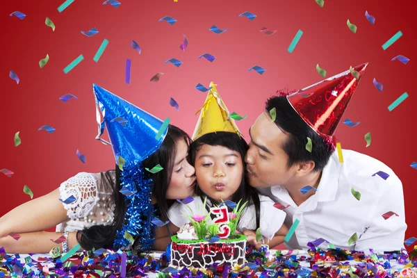 子供の誕生日ケーキの上吹くキャンドル — ストック写真