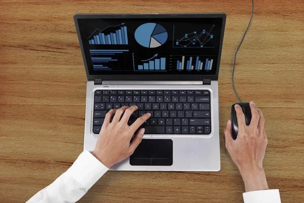 Mãos empreendedoras trabalhando com laptop — Fotografia de Stock