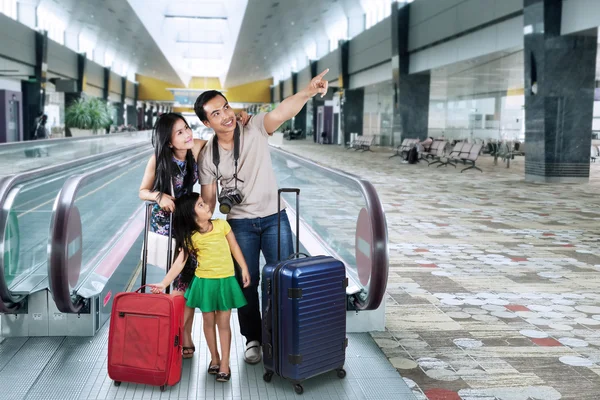 Familia señalando algo en el aeropuerto — Foto de Stock