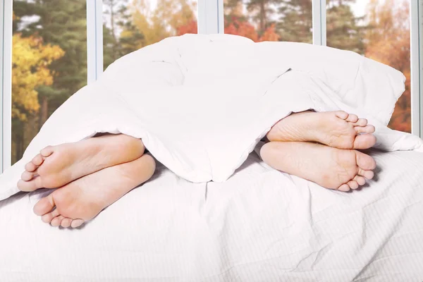 Piedi di coppia dormire separati — Foto Stock