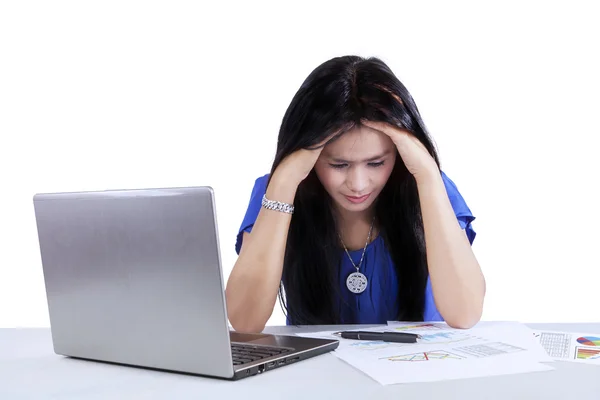Женщина-бухгалтер чувствует усталость от работы — стоковое фото