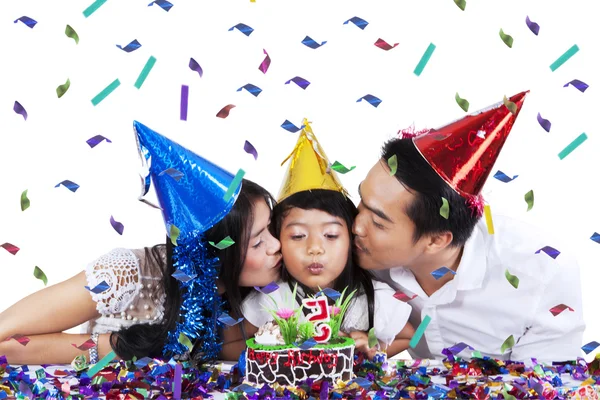 Meisje blazen kaars op cake van de kindverjaardag — Stockfoto