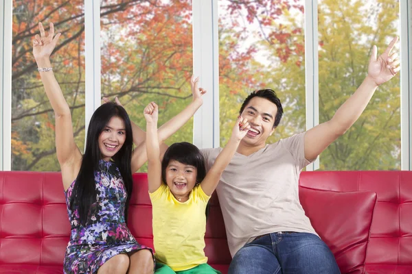 Familia feliz en casa disfrutar del otoño — Foto de Stock