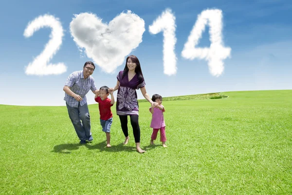 Gelukkige familie genieten van Nieuwjaar dag — Stockfoto