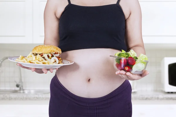 Cibo sano e malsano per la gravidanza — Foto Stock