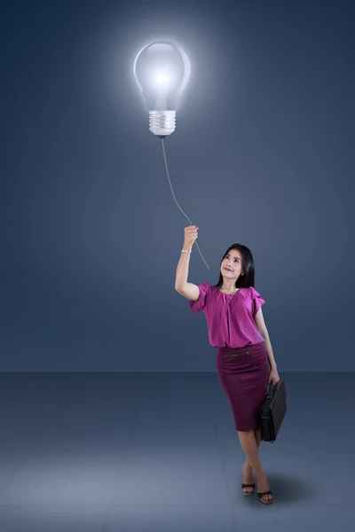 Hispanic businesswoman and lightbulb — Stock Photo, Image