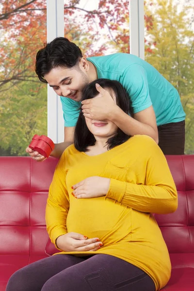 Man geven een verrassing aan zijn vrouw — Stockfoto