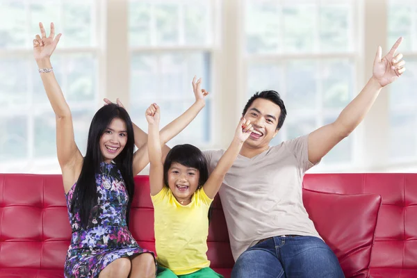 Radosny rodzina wyrażając szczęśliwy w domu — Zdjęcie stockowe