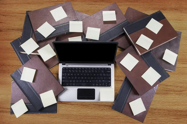 Ordenador portátil con libros y bloc de notas — Foto de Stock