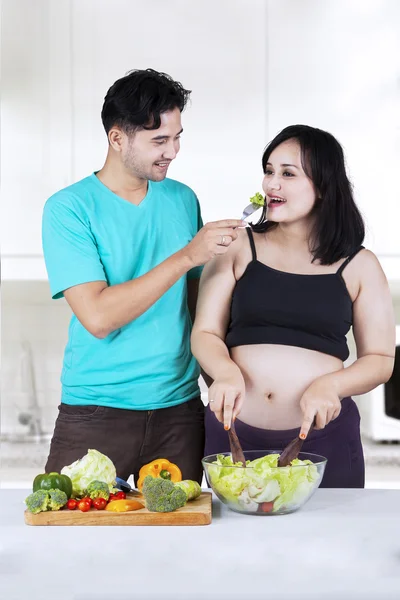 Mann gibt seiner Frau gesundes Essen — Stockfoto