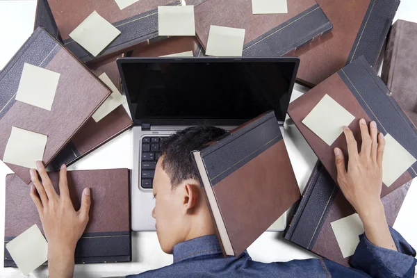 Przepracowany uczeń śpi na laptopie — Zdjęcie stockowe