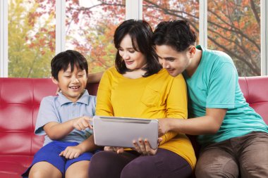 Oğlu ve ailesi tablet kullanma