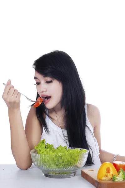 Bella donna mangia una ciotola di insalata — Foto Stock