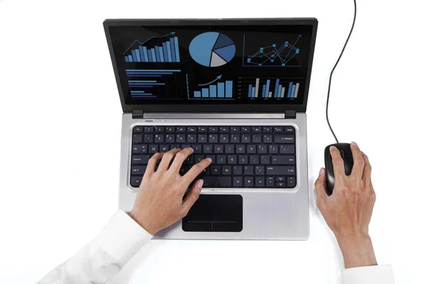 Arbetstagaren använder laptop för att analysera diagram — Stockfoto