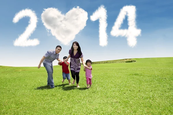 Jonge gezin genieten van Nieuwjaar dag — Stockfoto