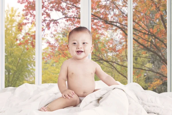 Meisje van de baby lachen op de slaapkamer — Stockfoto