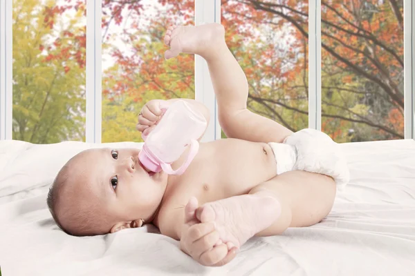 Bebé niña bebe botella de leche —  Fotos de Stock