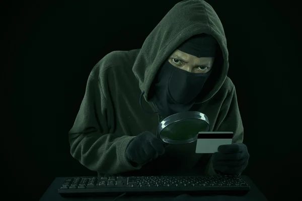 A man stealing credit card code — Stock Photo, Image