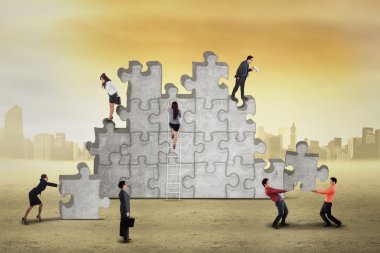 Meşgul iş adamları bulmaca düzenlemek