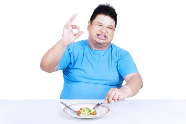 Şişman adam yeme salata 1