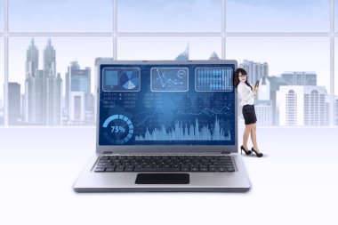 Laptop ve mesaj yazmaya çalışan eğilir