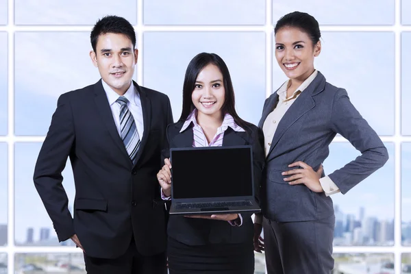 Equipe de negócios com laptop na apresentação de negócios — Fotografia de Stock
