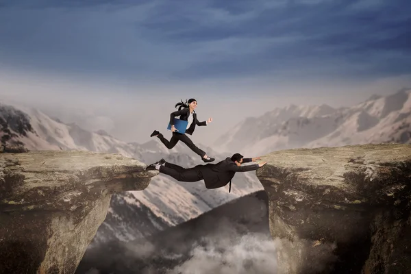 Birlikte gap geçmek için konuşmak kurumsal iş