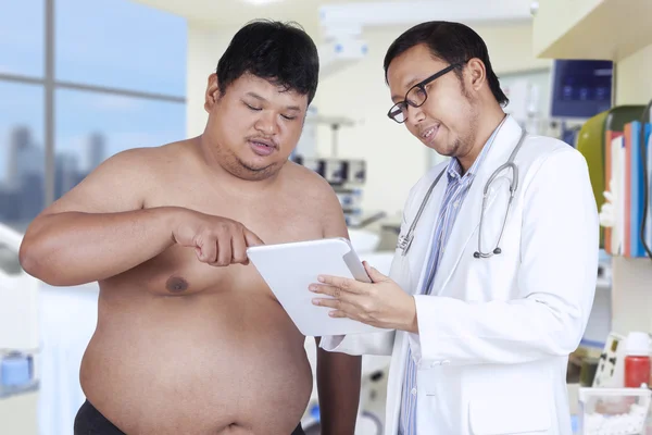 Médecin et patient dans la salle de pratique — Photo